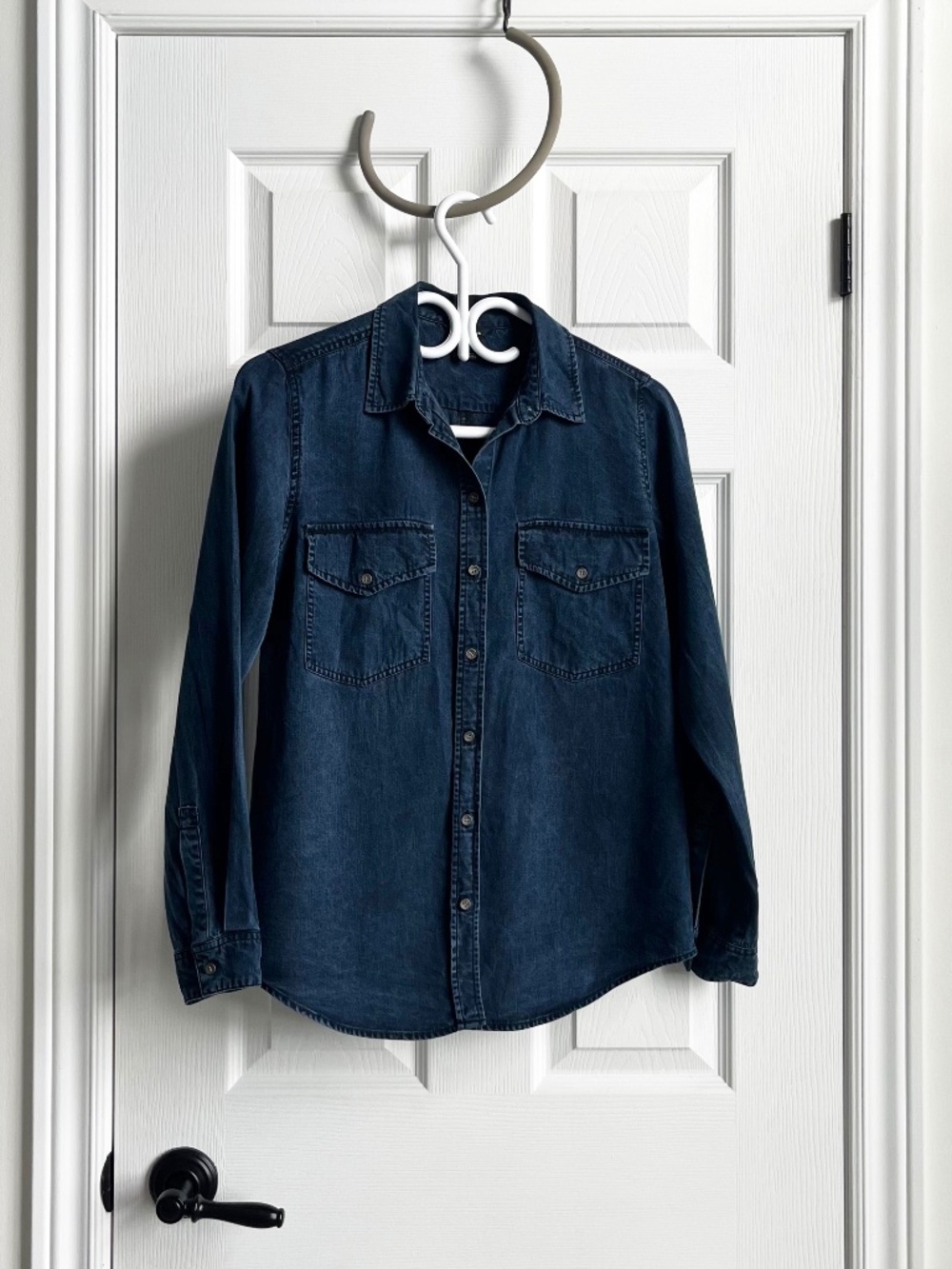 LIKE NEW / EUC: Club Monaco Chambray (Denim-Look) Blue Button-Up Shirt.
